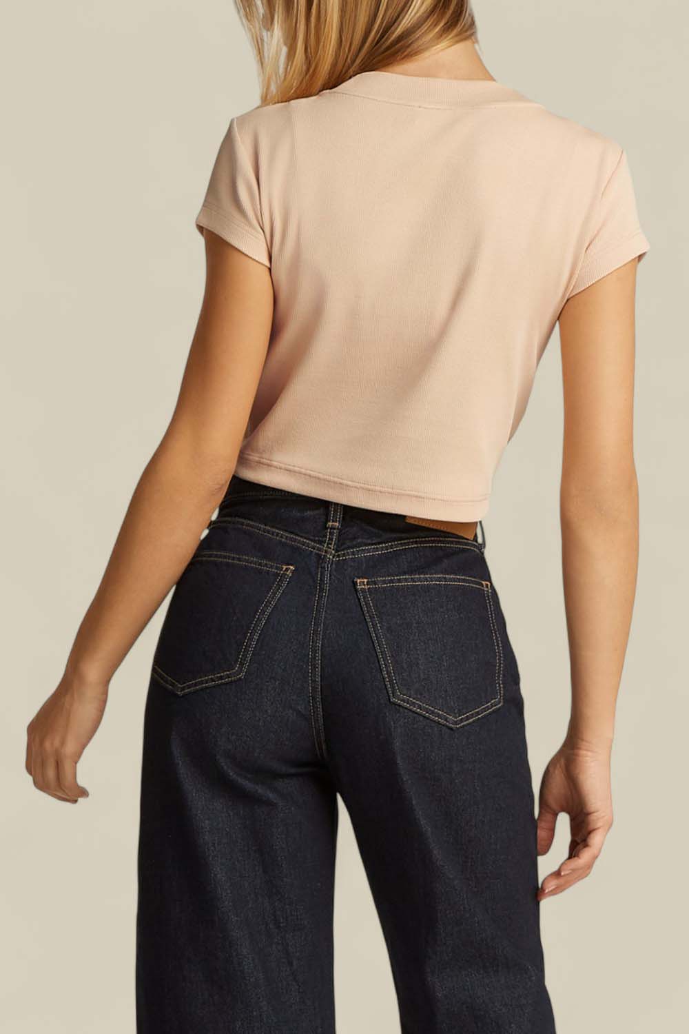 תמונת דוגמן אחורית של בייבי טי