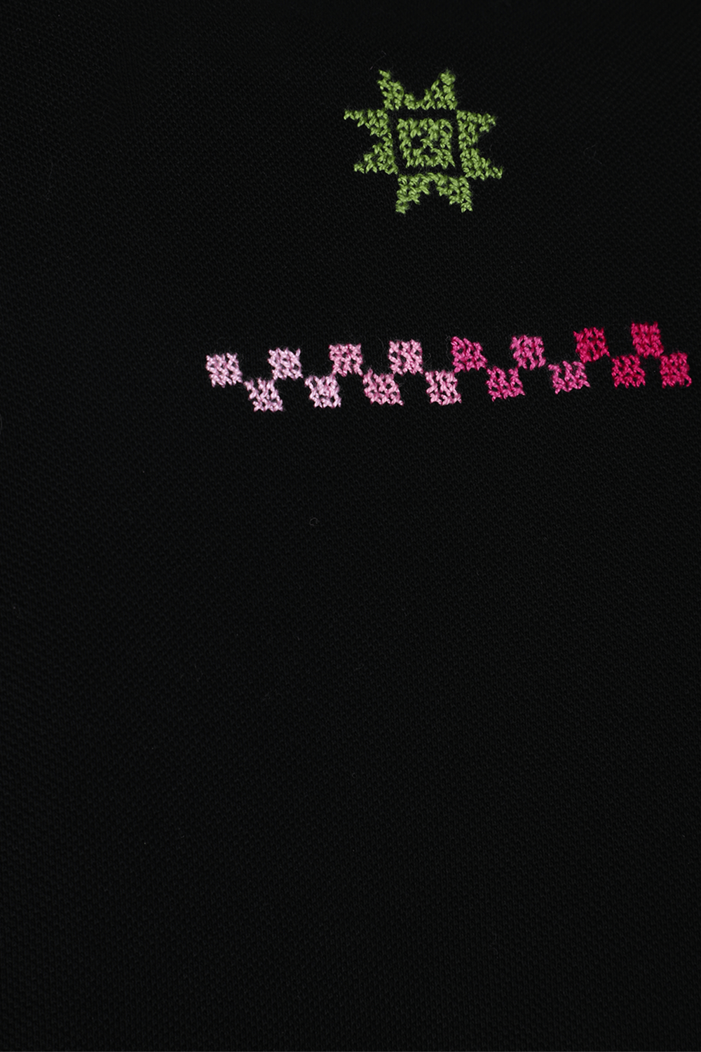 תמונה אחורית של פרד פרי X אדיש חולצת פולו קצרה שחורה עם לוגו רקום