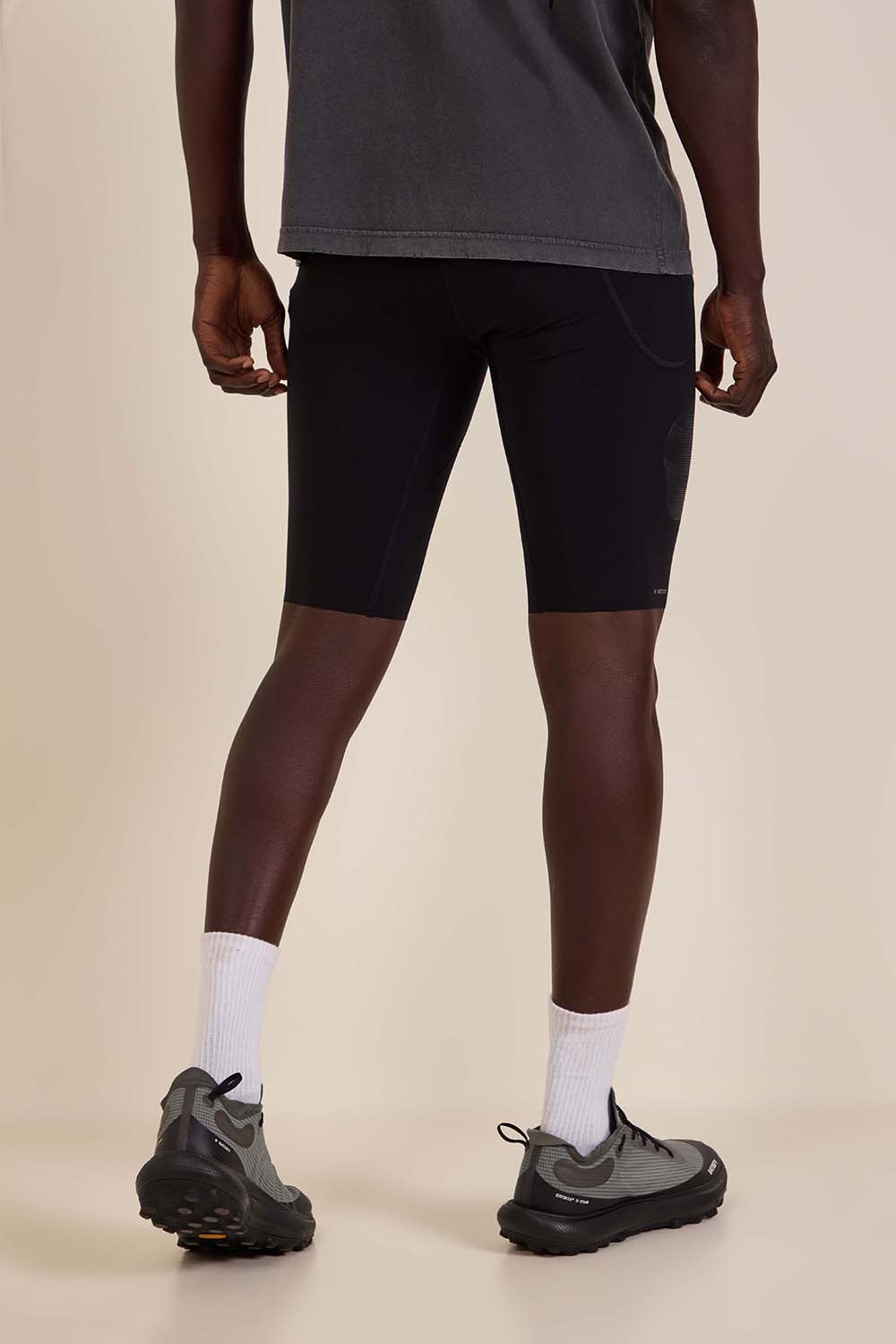 תמונת דוגמן אחורית של מכנסיים צמודים לאימון