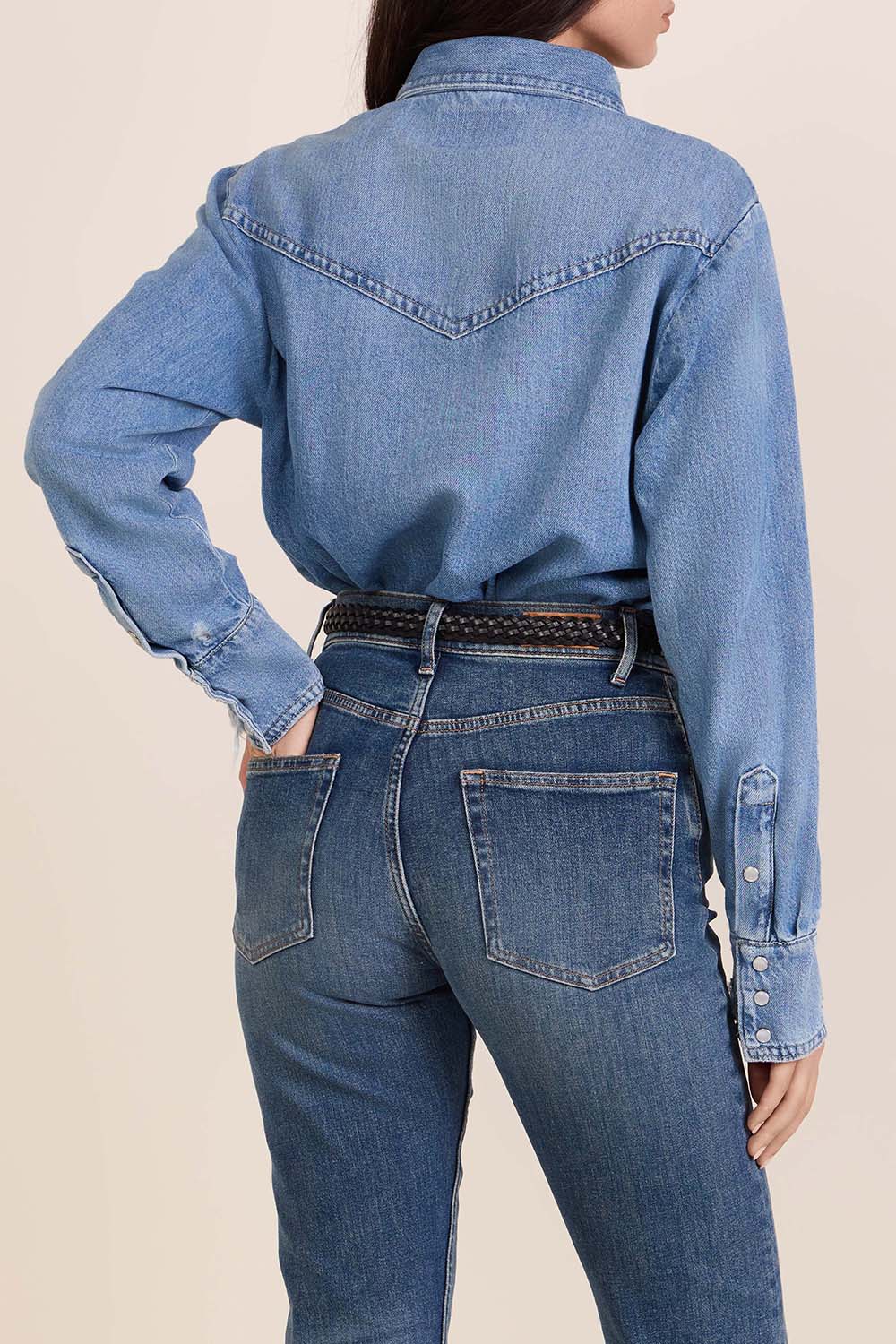 תמונת דוגמן אחורית של חולצת-ז'קט ג'ינס
