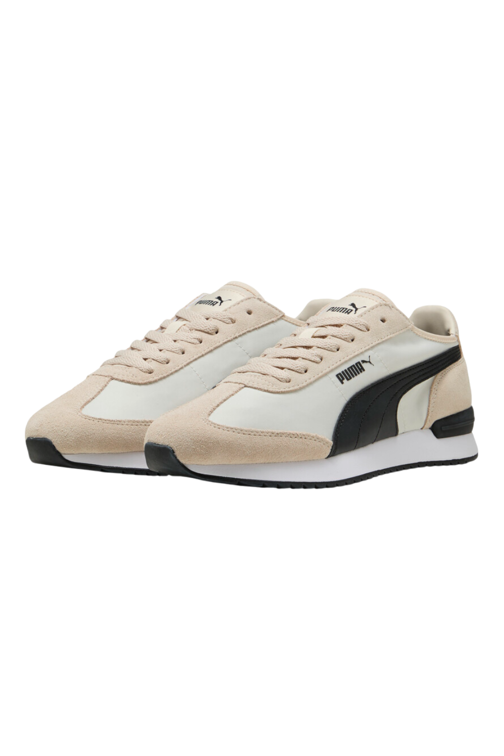 תמונת תקריב של נעלי סניקרס וינד ריידר 78