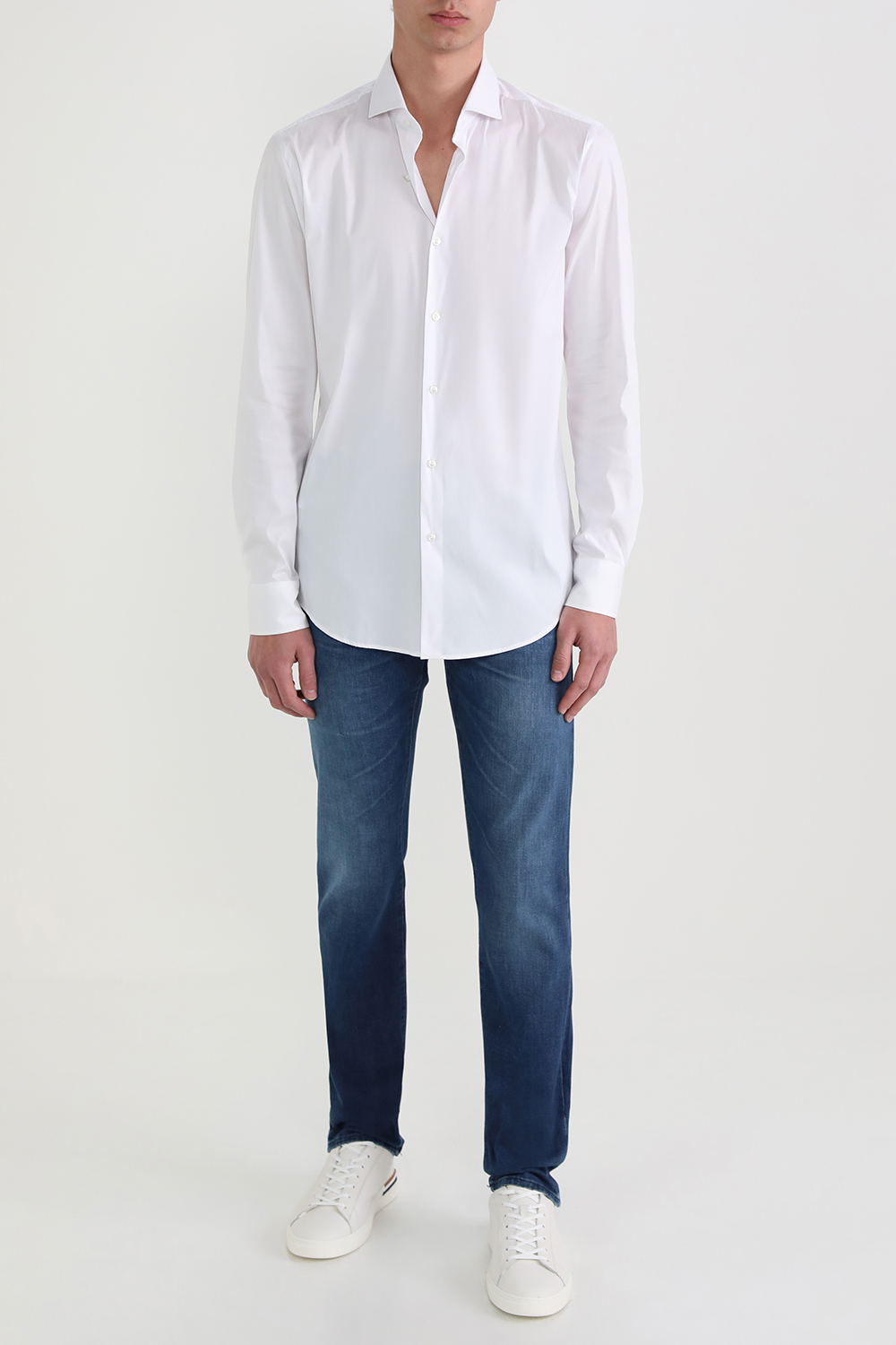 תמונת דוגמן קידמית של נעלי סניקרס מעור