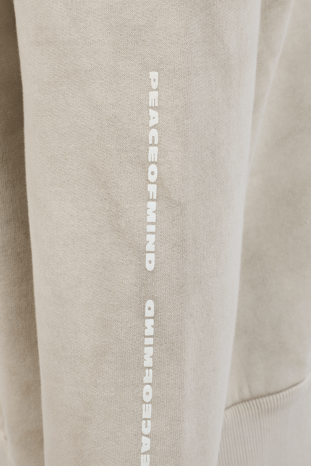 תמונה אחורית של סווטשירט קפוצ'ון בגוון אוף-וויט