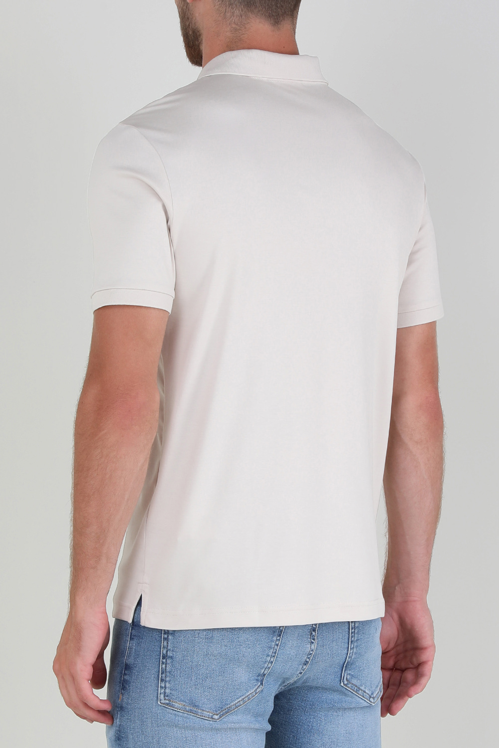 תמונת דוגמן אחורית של חולצת פולו מכותנה בגזרת סלים