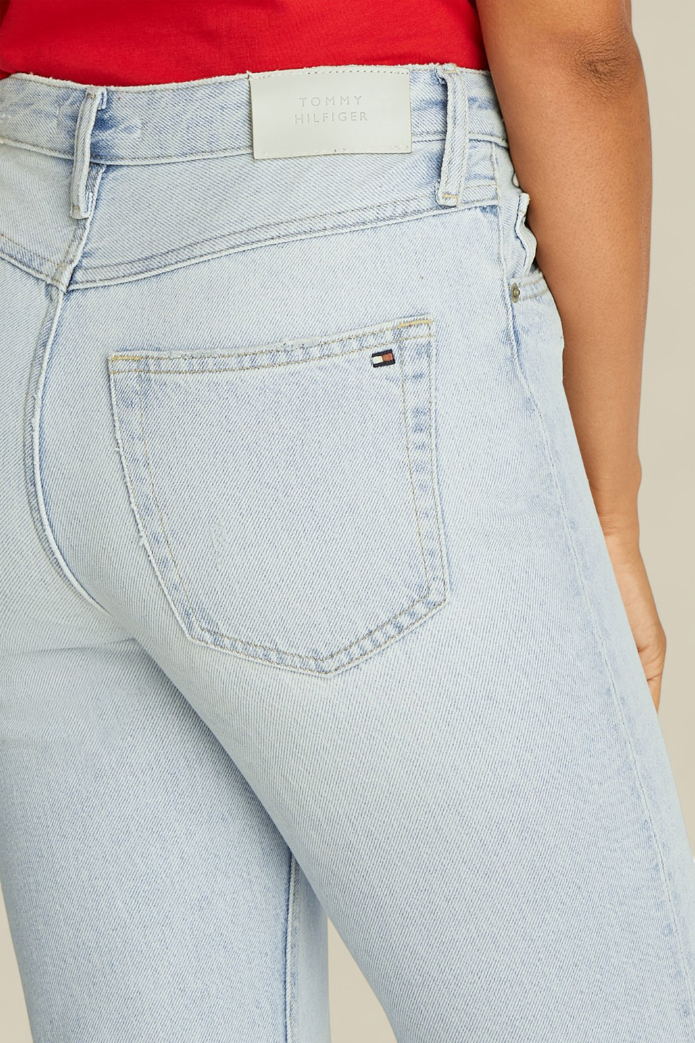 תמונת תקריב דוגמן של מכנסי ג'ינס בגזרה ישרה