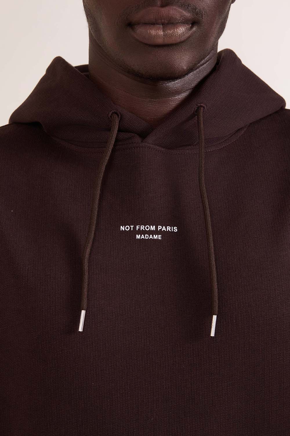 תמונת דוגמן אחורית של סווטשירט קפוצ'ון