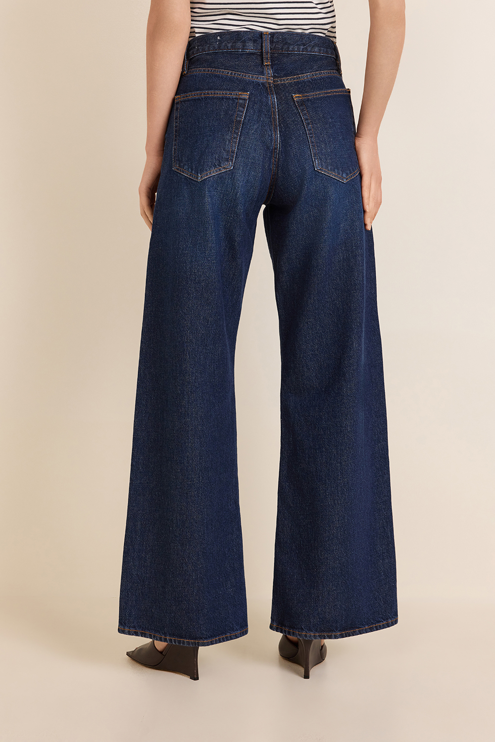 תמונת דוגמן אחורית של מכנסי ג'ינס