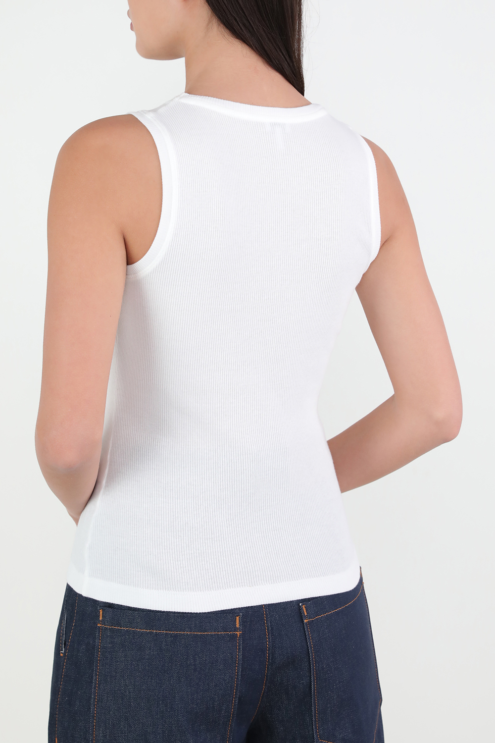 תמונת דוגמן אחורית של גופיית ריב עם לוגו מונוגרמי