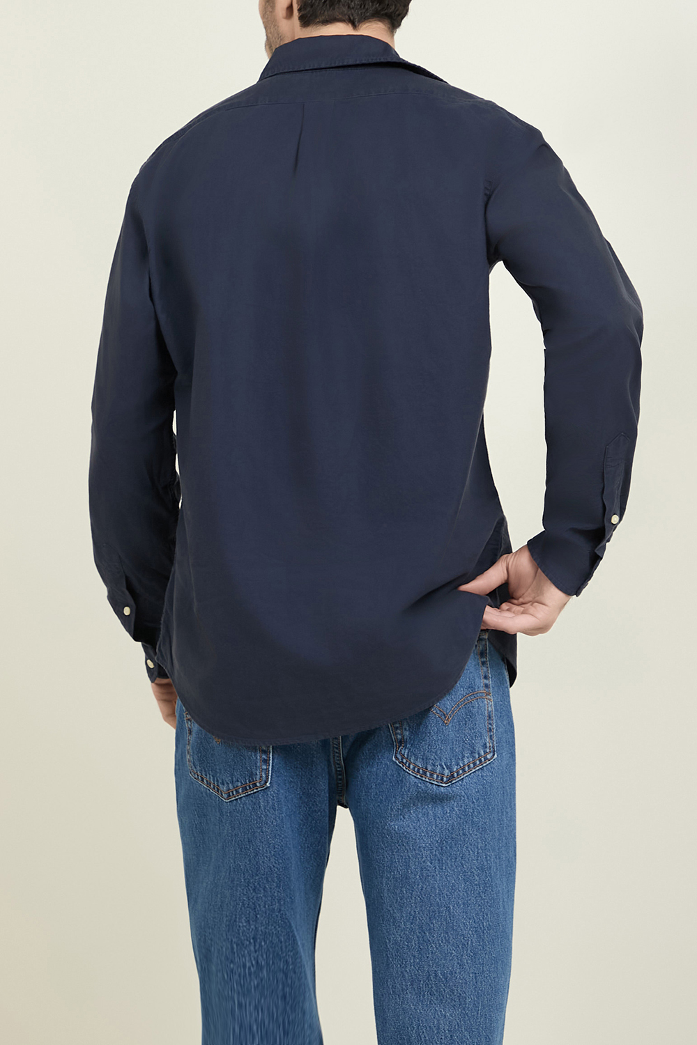 תמונת דוגמן אחורית של חולצה מכופתרת מכותנה