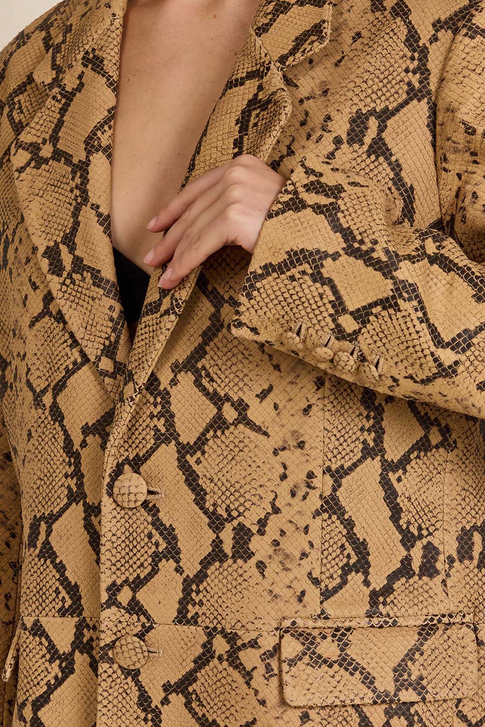 תמונת תקריב דוגמן של בלייזר עור בהדפס נחש