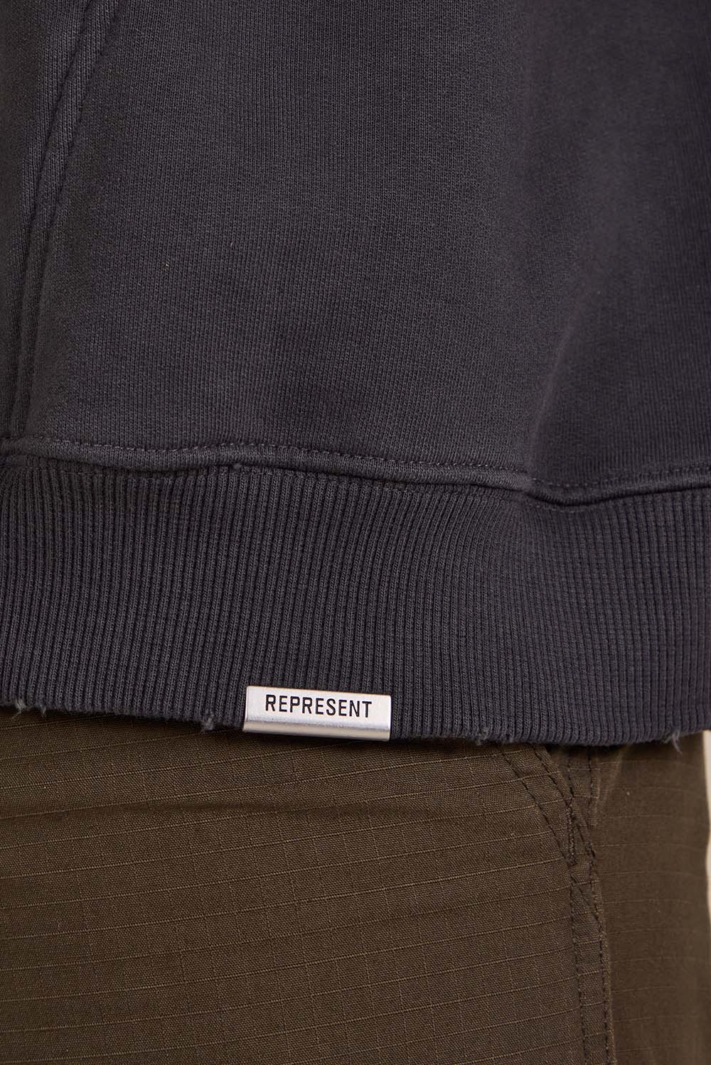 תמונת תקריב דוגמן של סווטשירט קפוצ'ון דו צדדי