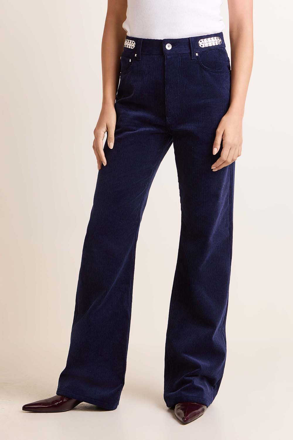 תמונת דוגמן קידמית של מכנסי קטיפה קורדרוי