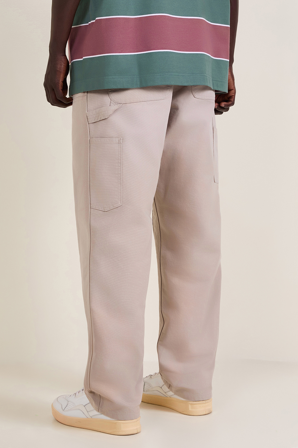 תמונת תקריב דוגמן של מכנסיים רחבים