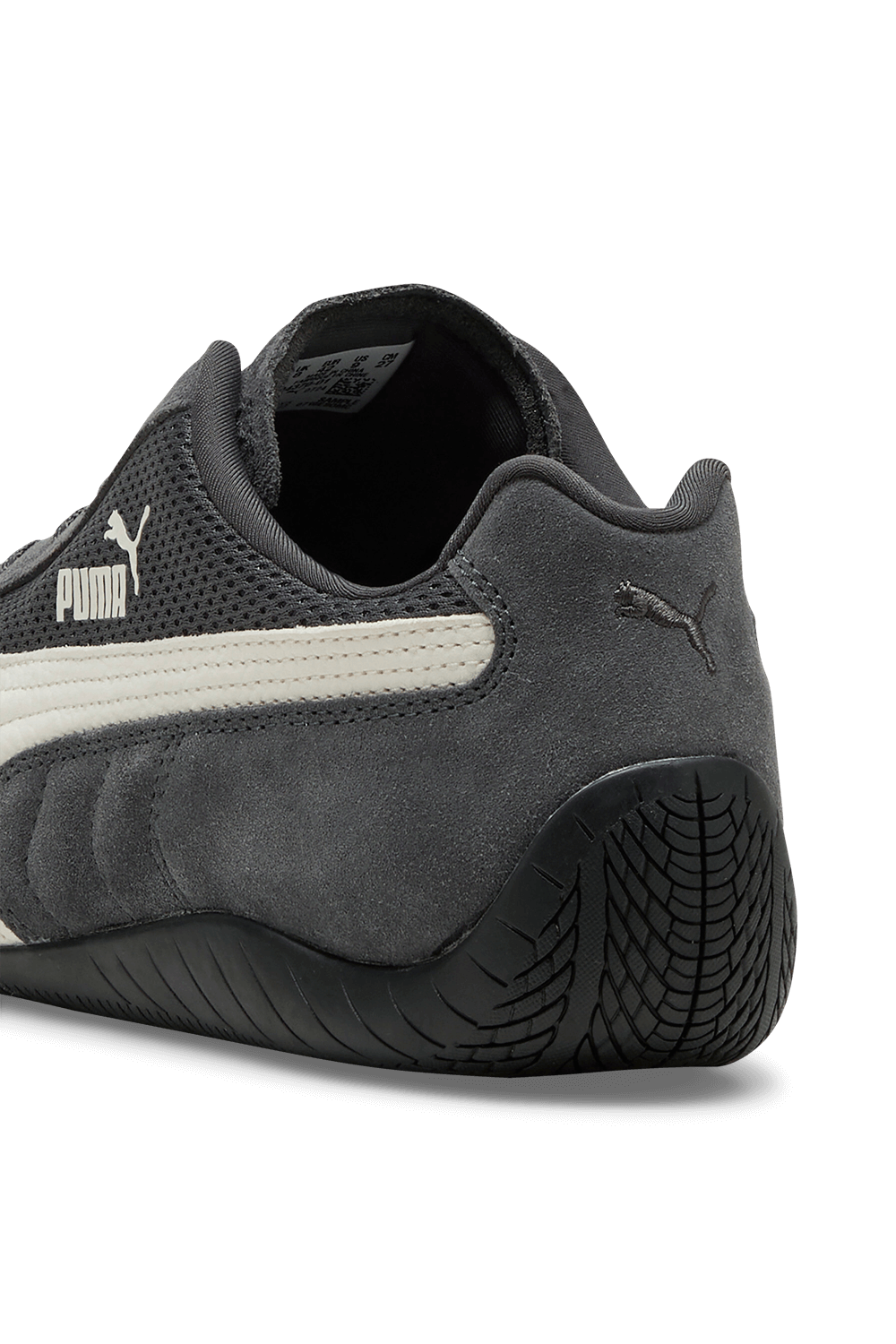 תמונת תקריב של נעלי סניקרס ספידקאט