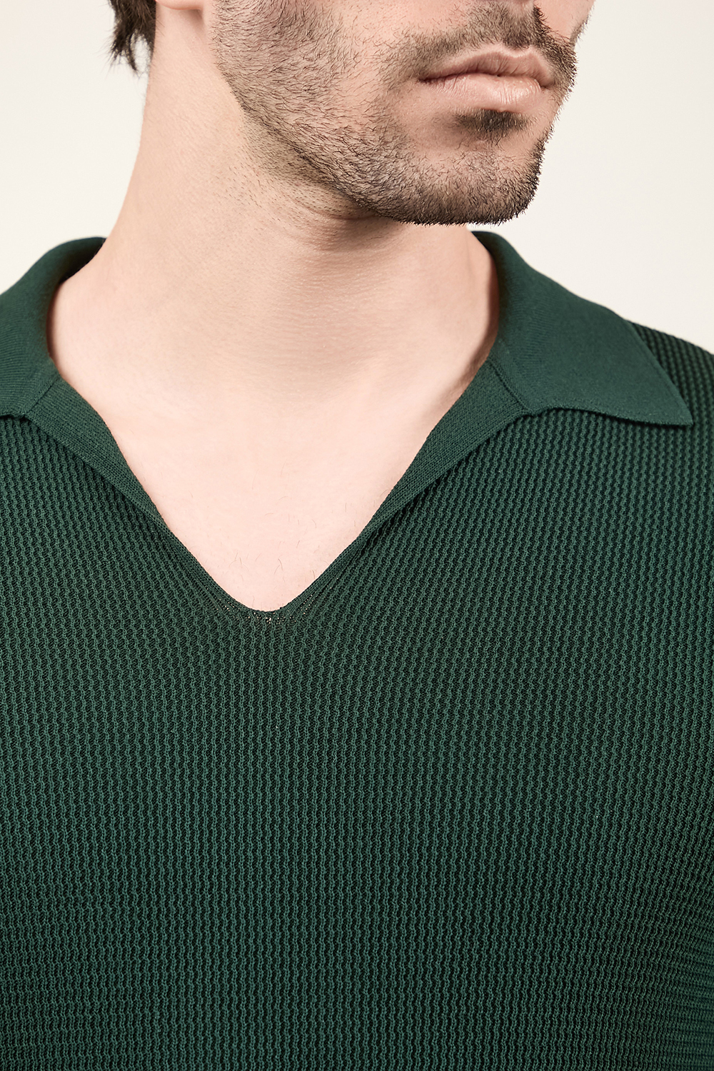 תמונת תקריב דוגמן של חולצת פולו סרוגה