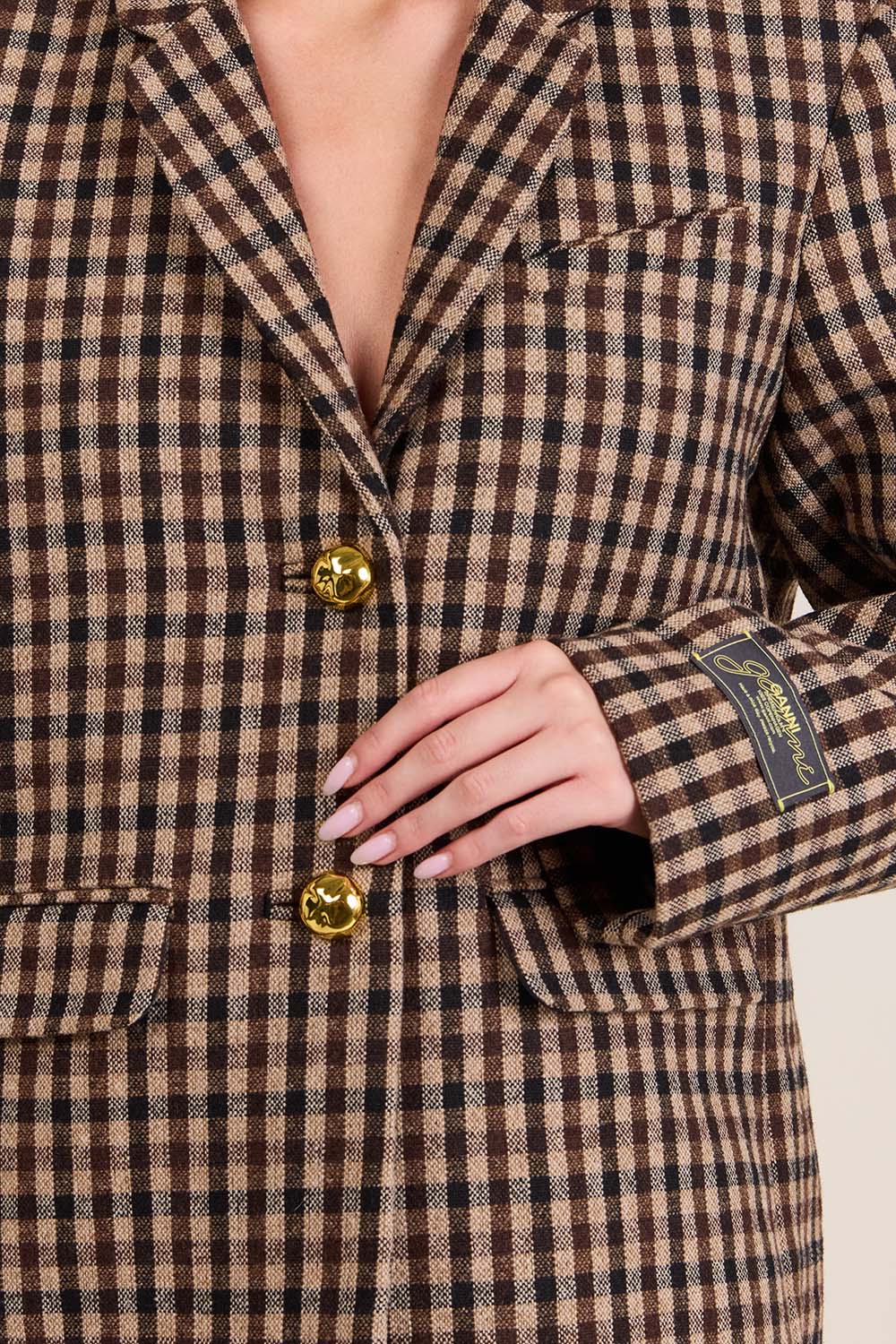 תמונת תקריב דוגמן של ז'קט מחוייט אוברסייז