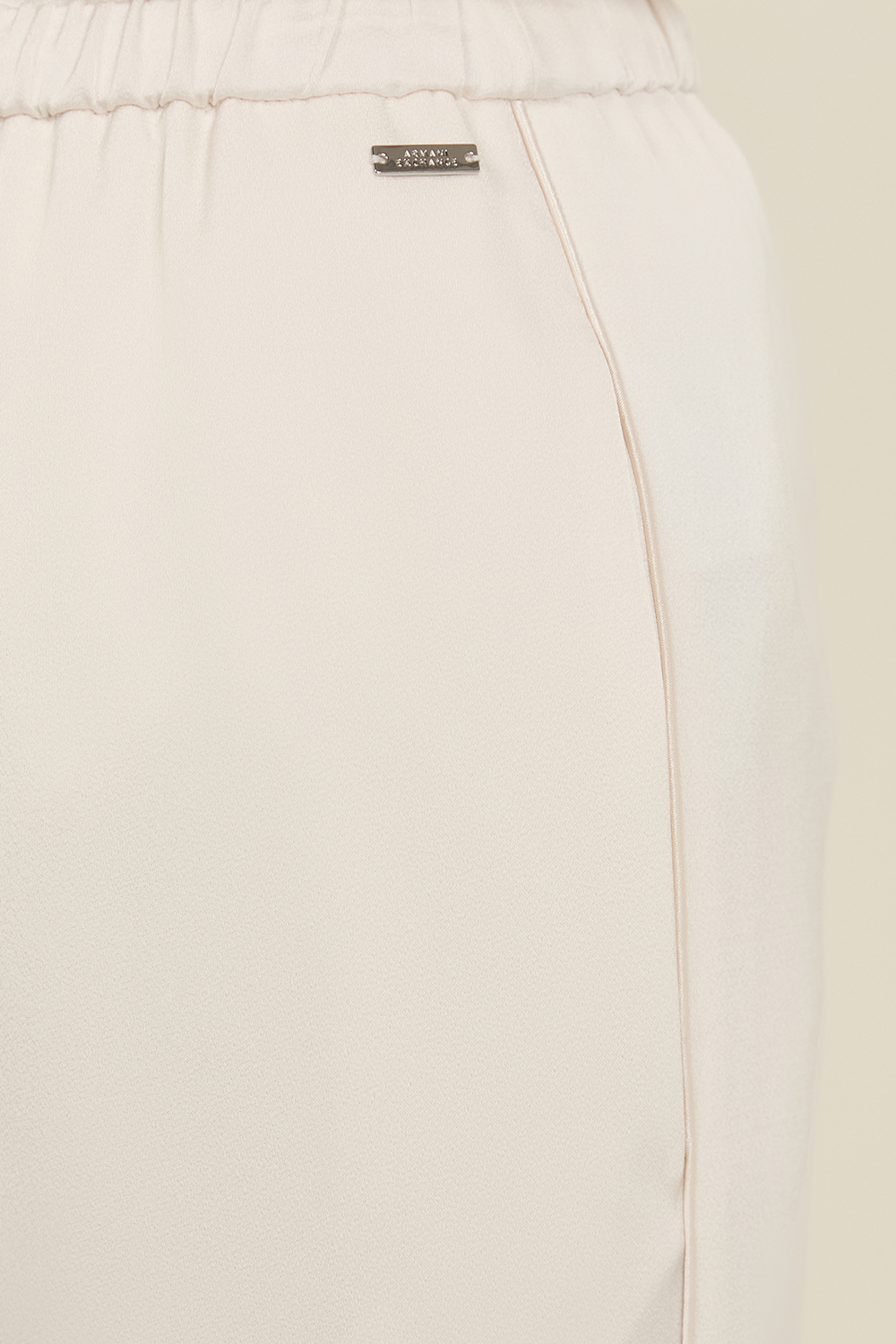 תמונת תקריב דוגמן של מכנסי קשירה ארוכים