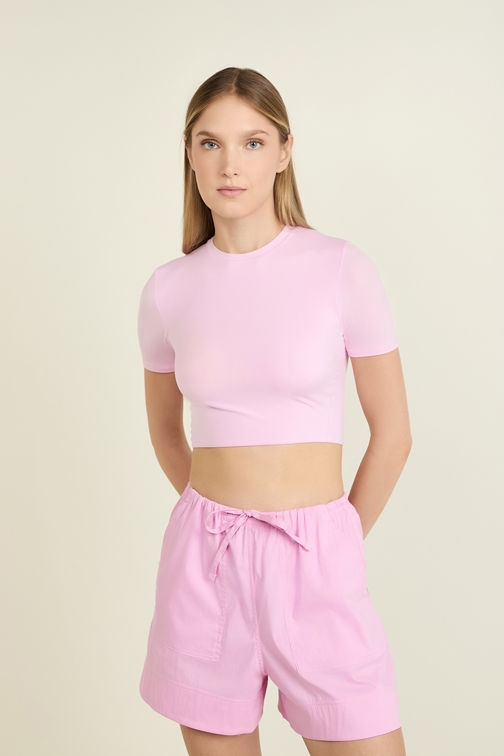 תמונת דוגמן קידמית של Nulu Crewneck Cropped T-Shirt