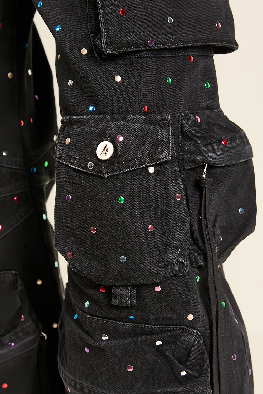 תמונת תקריב דוגמן של מכנסי ג'ינס פרן בגזרת בלון