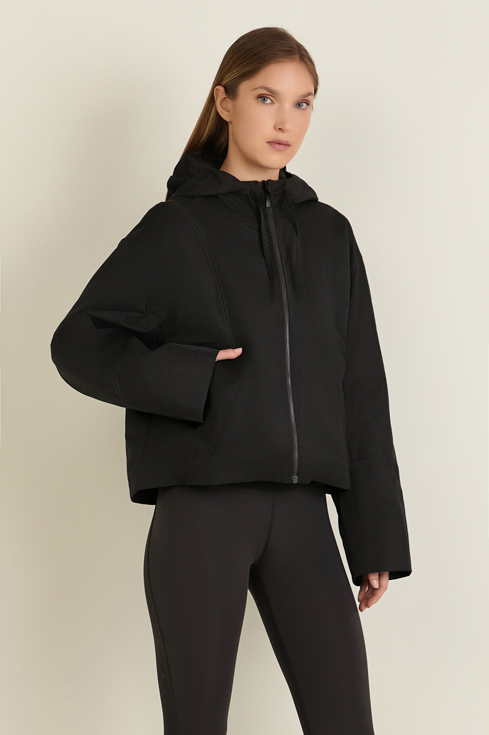 תמונת דוגמן קידמית של Cropped Water-Resistant Hooded Jacket