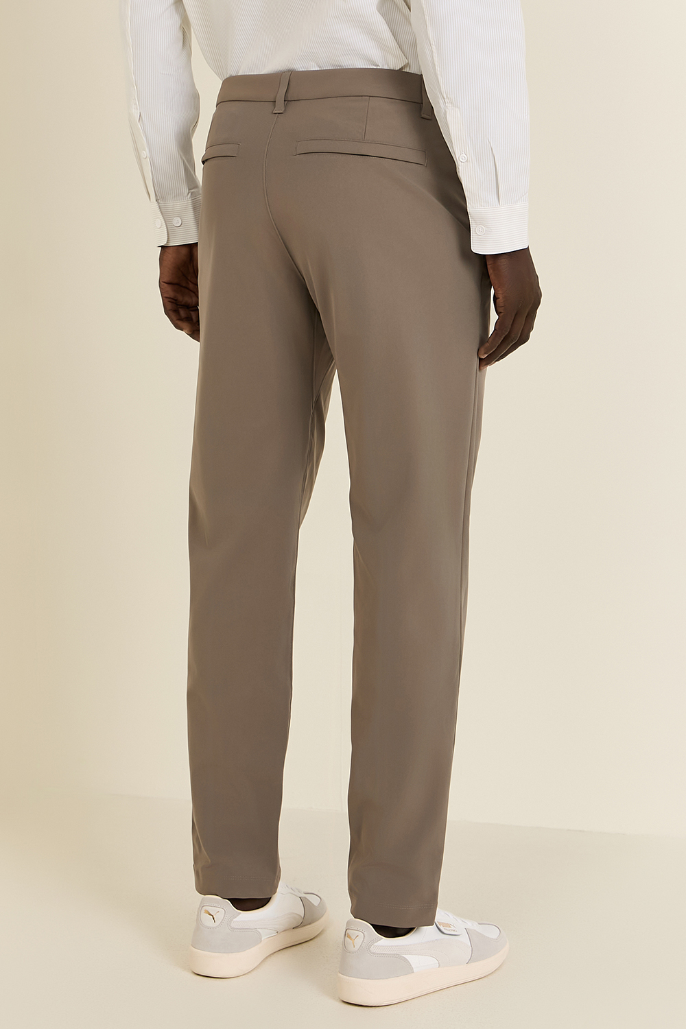 תמונת דוגמן אחורית של ABC Slim-Fit Trouser 32''L Warpstreme