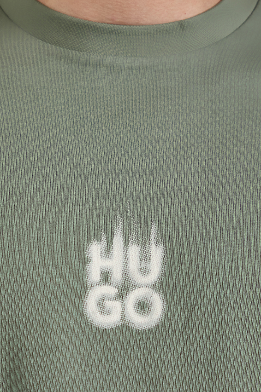 תמונת תקריב דוגמן של חולצת טי אוברסייז