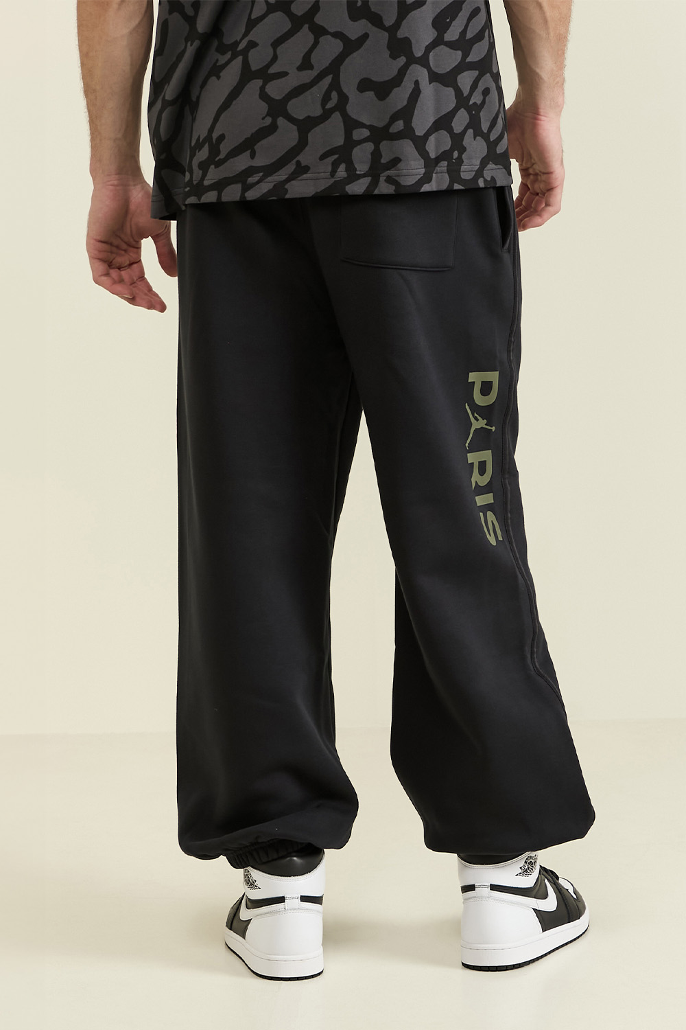 תמונת דוגמן אחורית של מכנסיים ארוכים פריז סן ז'רמן