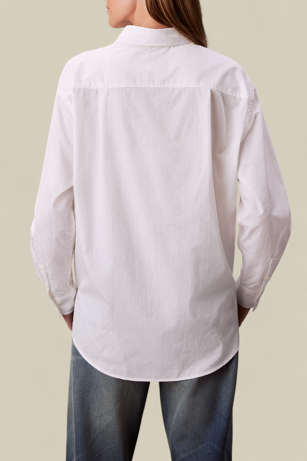 תמונת דוגמן אחורית של חולצת כפתורים