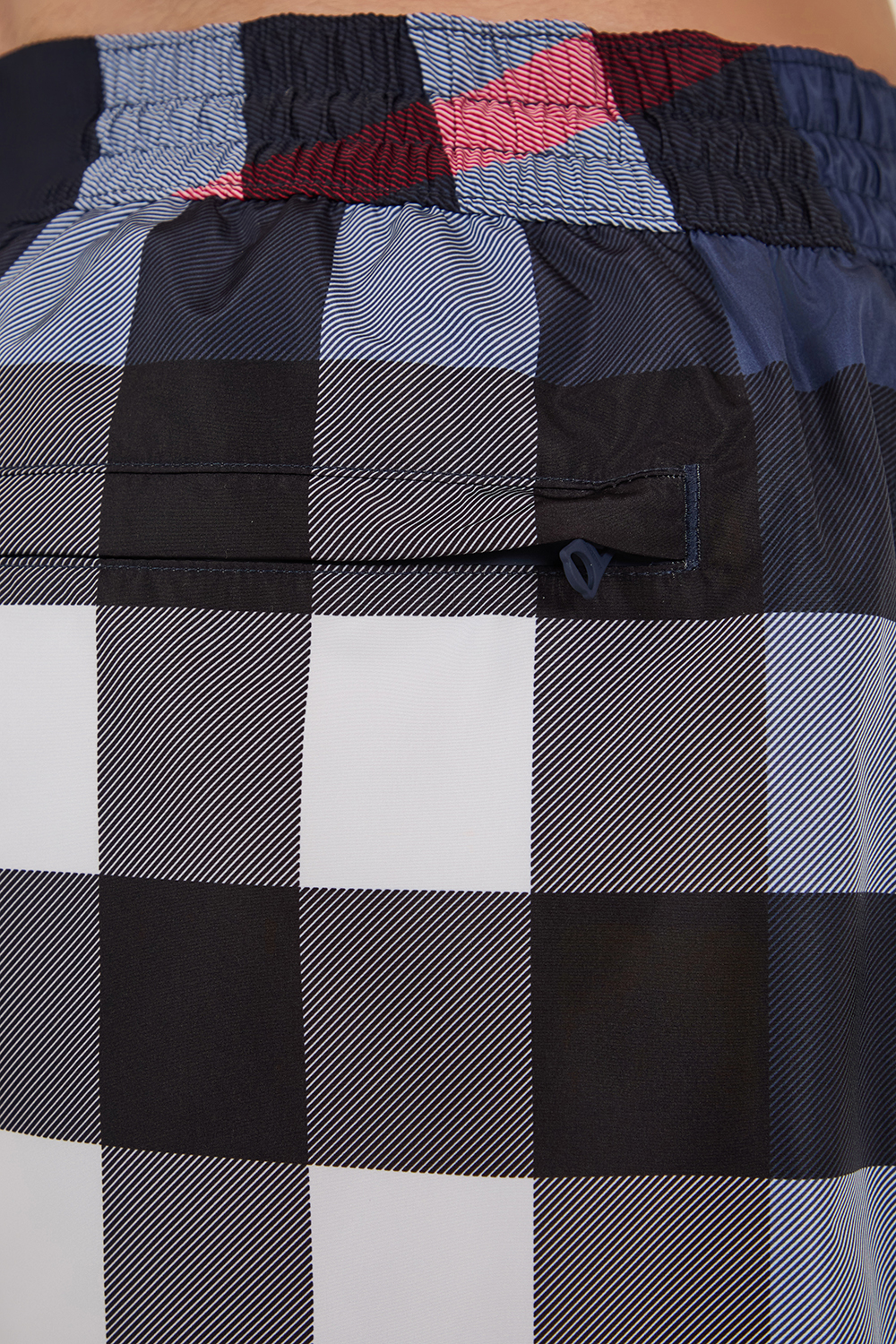 תמונת תקריב דוגמן של מכנסי בגד ים