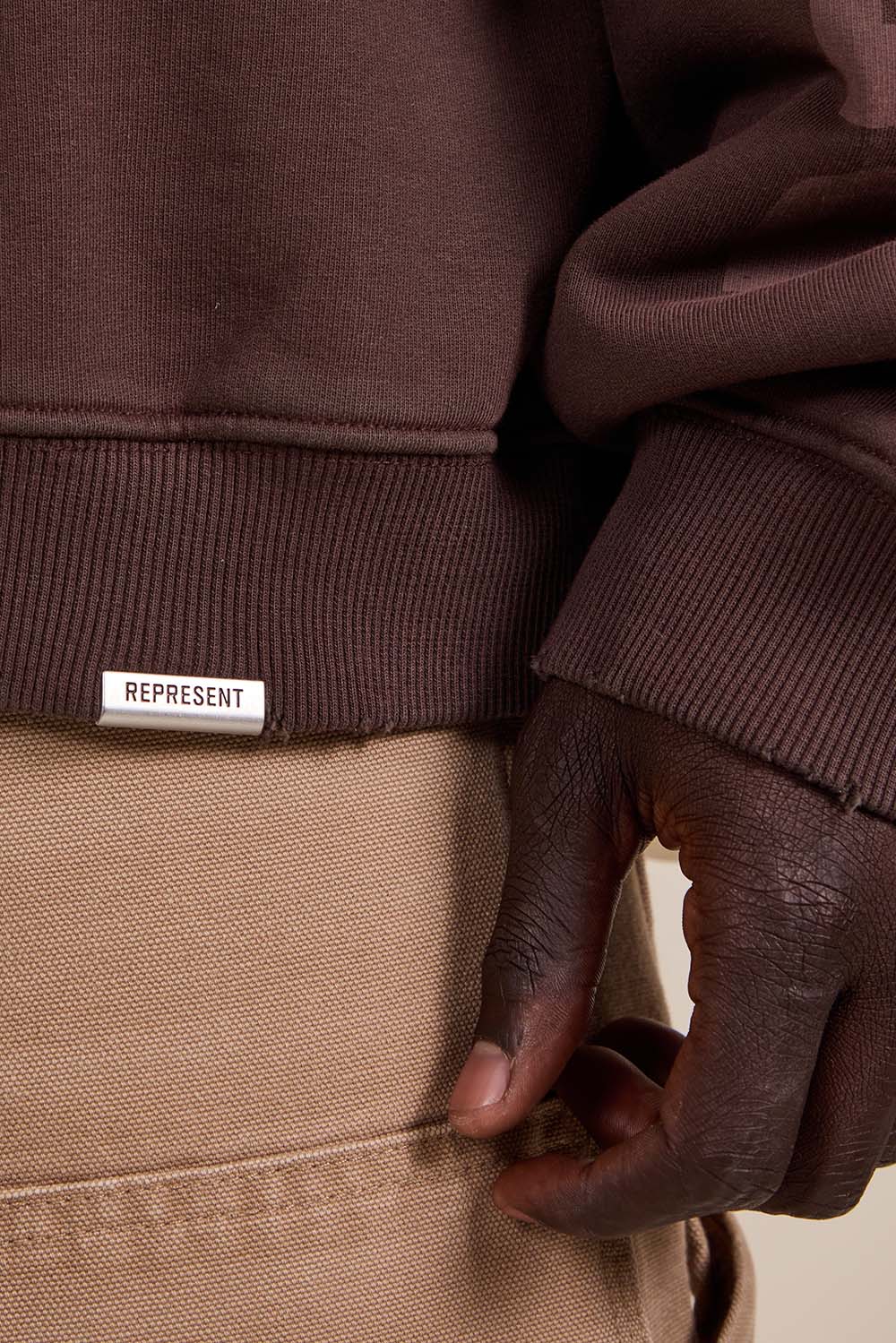 תמונת תקריב דוגמן של סווטשירט קפוצ'ון דו צדדי