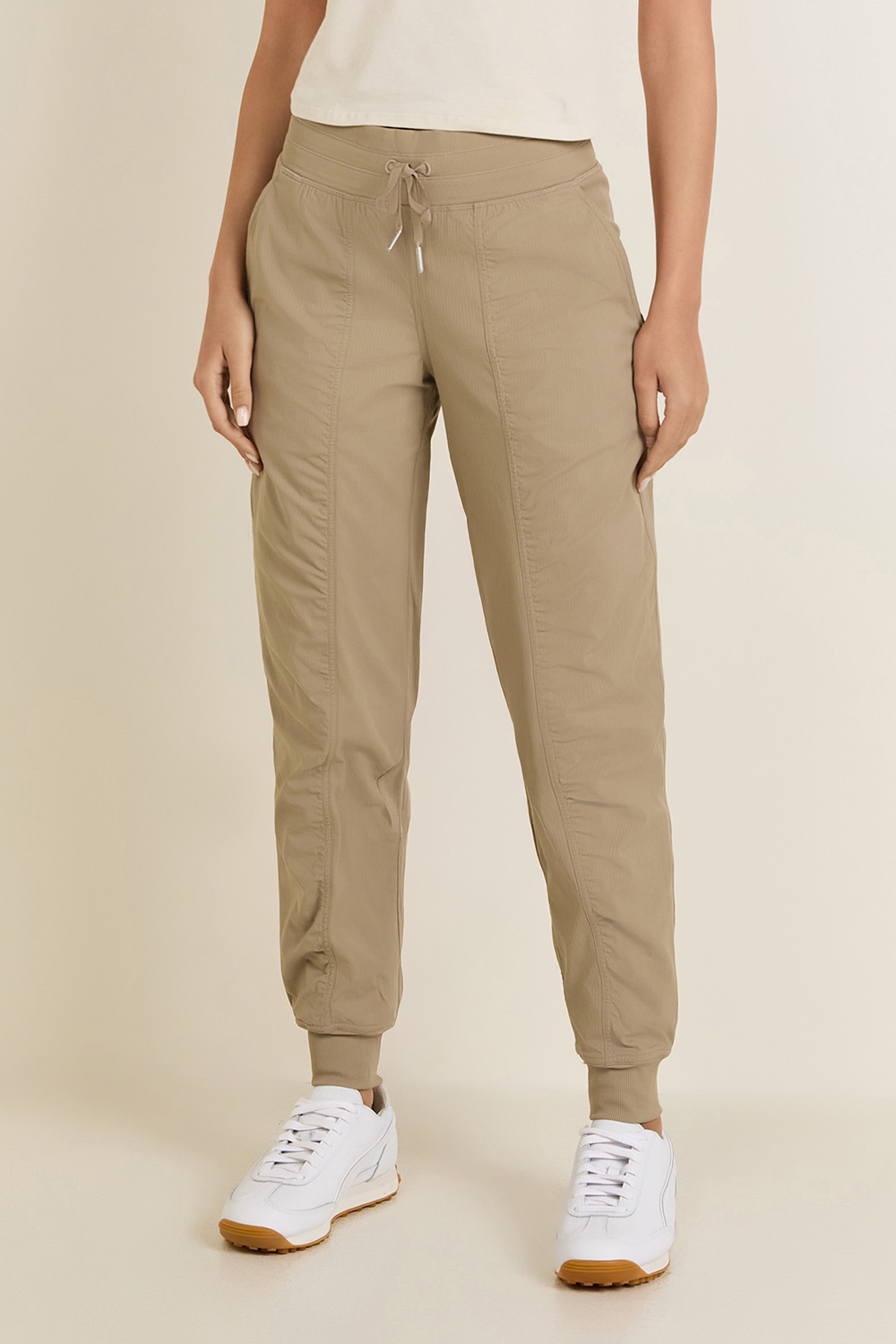 תמונת דוגמן קידמית של Dance Studio Mid-Rise Jogger Lined