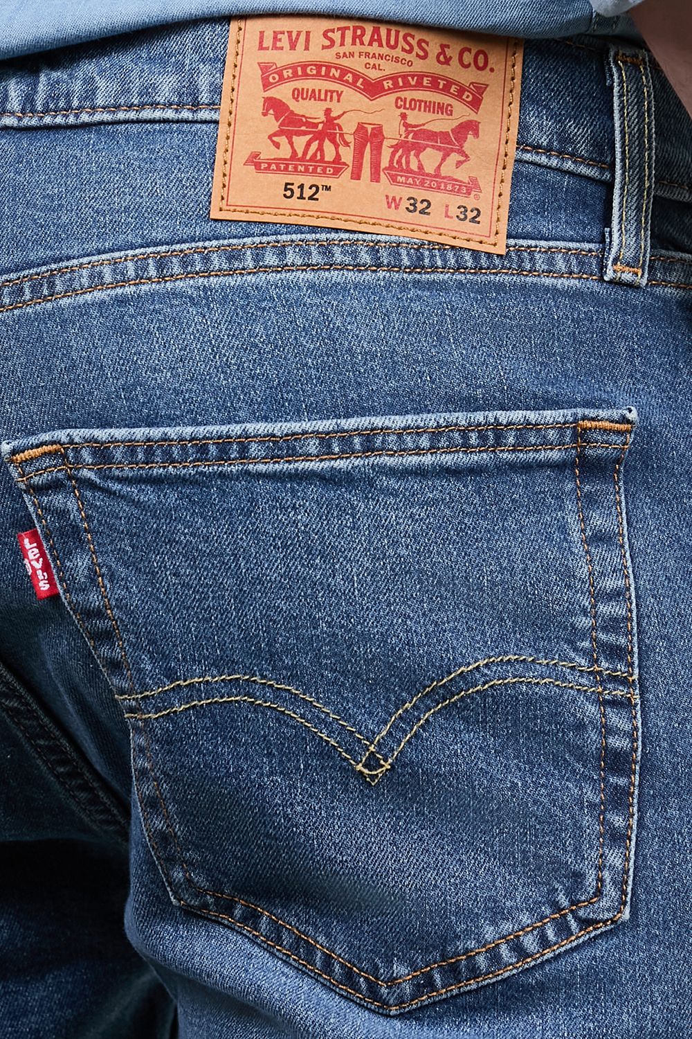 תמונת תקריב דוגמן של מכנסי ג'ינס בגזרת סלים