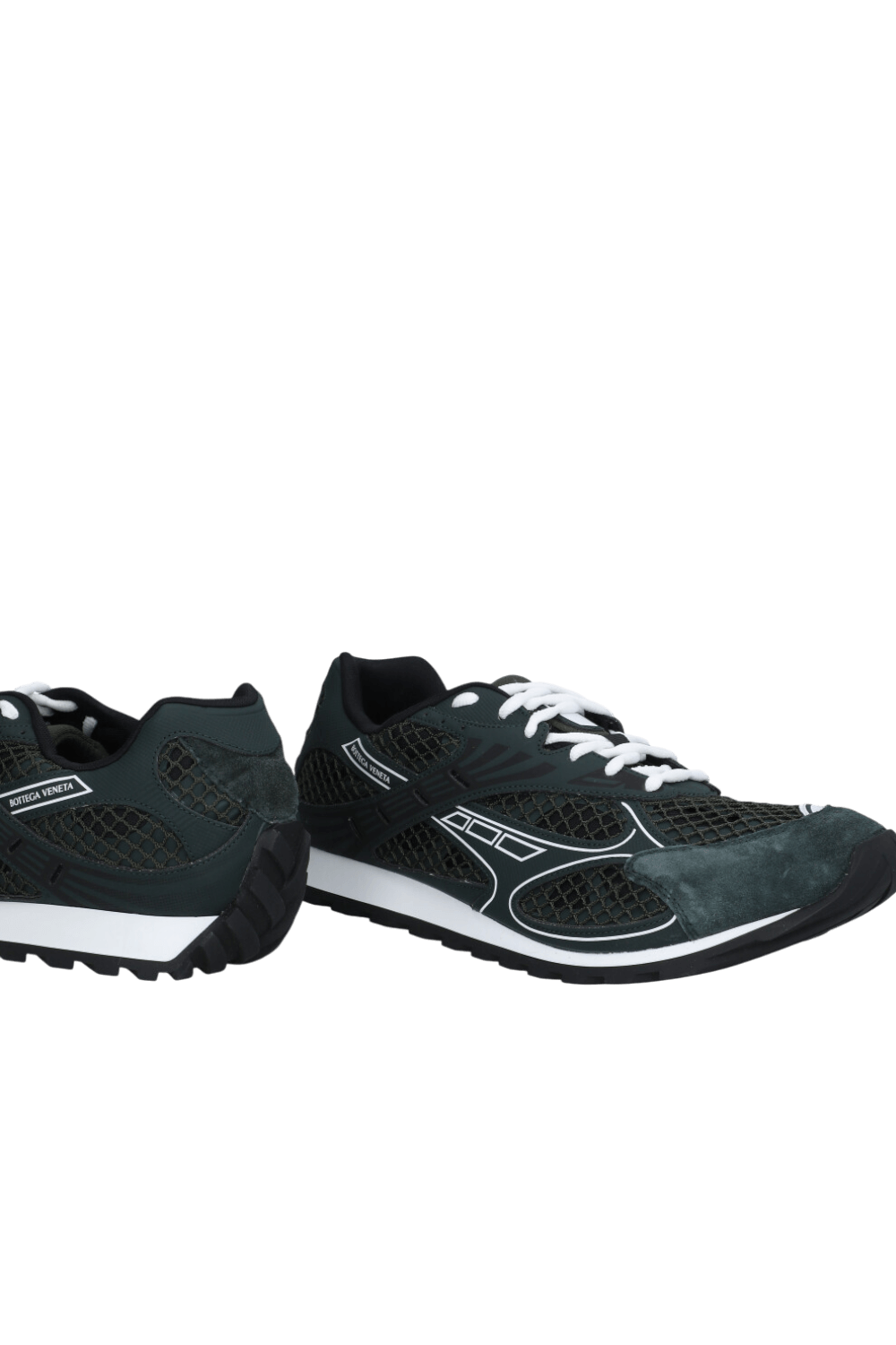 תמונת תקריב של נעלי סניקרס אורביט