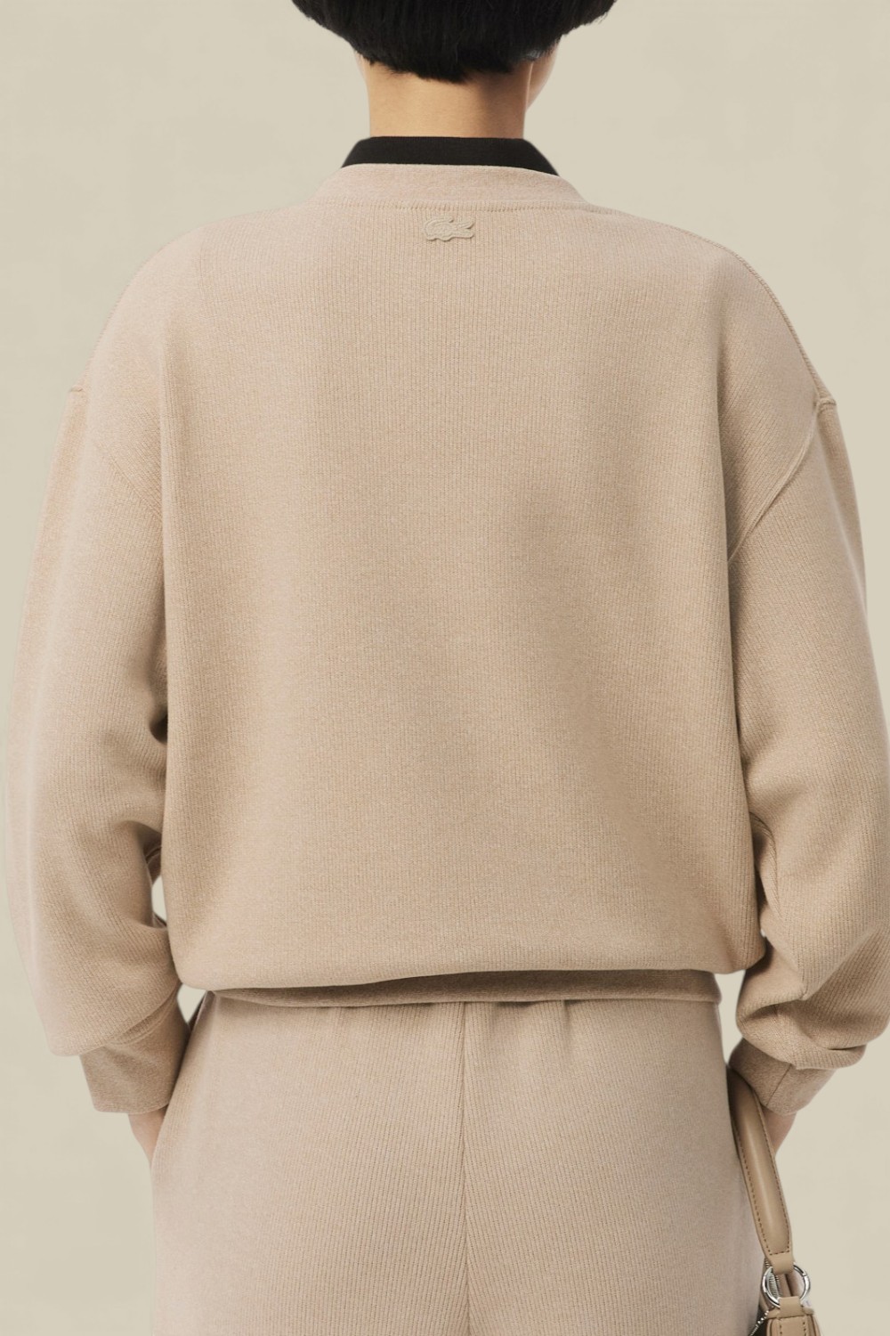 תמונת דוגמן אחורית של סווטשירט אוברסייז