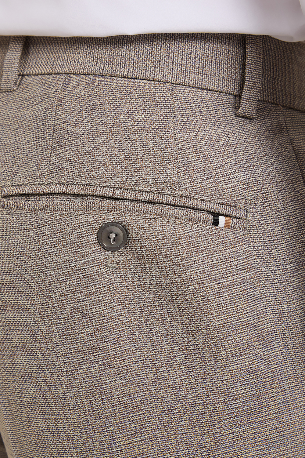 תמונת תקריב דוגמן של מכנסיים מחוייטים סלים פיט