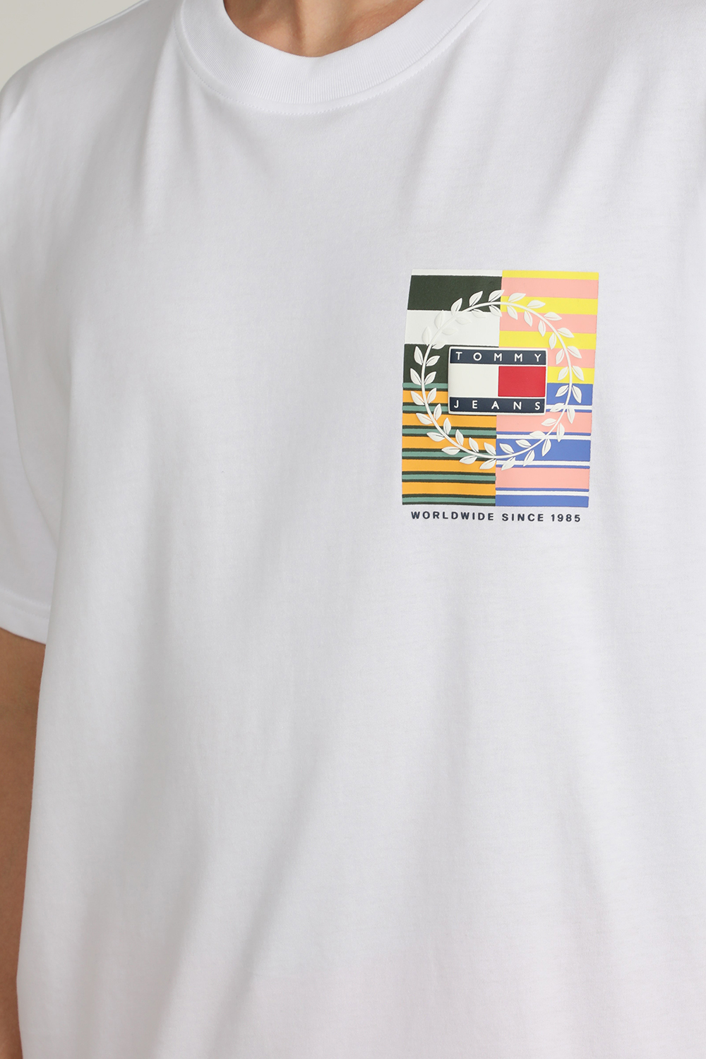 תמונת תקריב דוגמן של חולצת טי עם הדפס