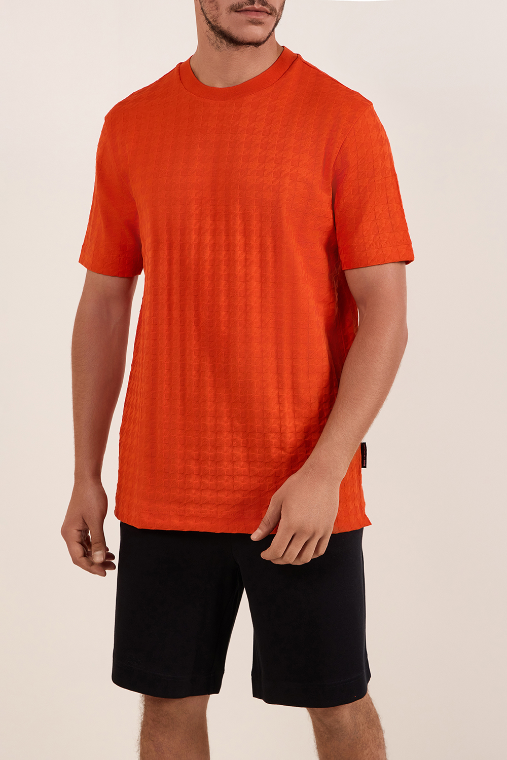 תמונת דוגמן קידמית של טישירט שרוול קצר