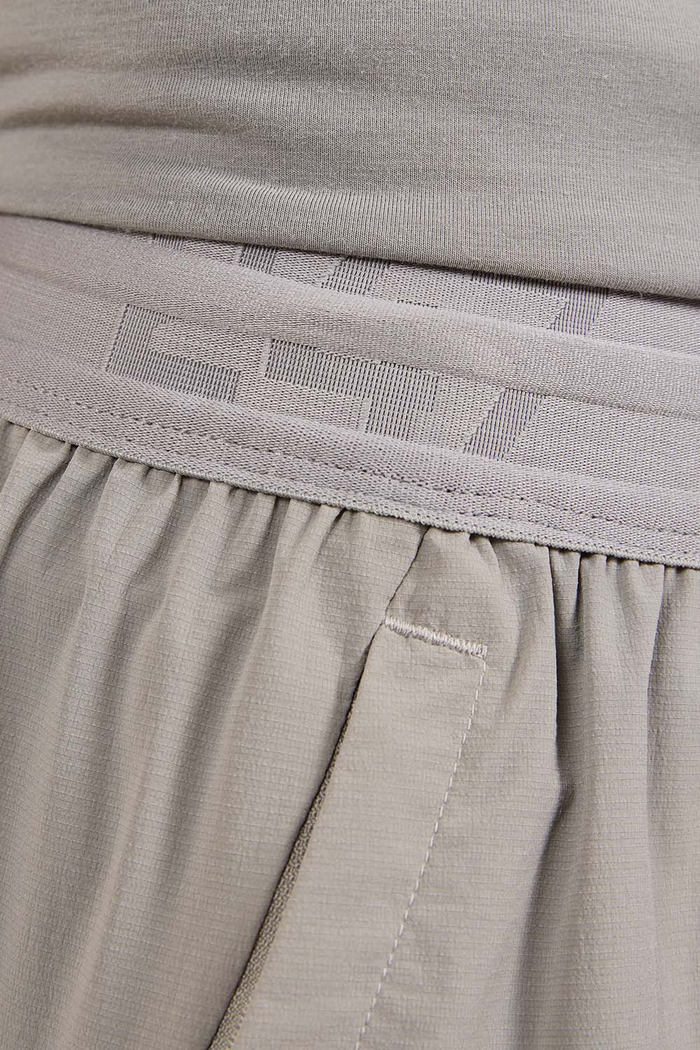 תמונת תקריב דוגמן של מכנסי אימון קצרים