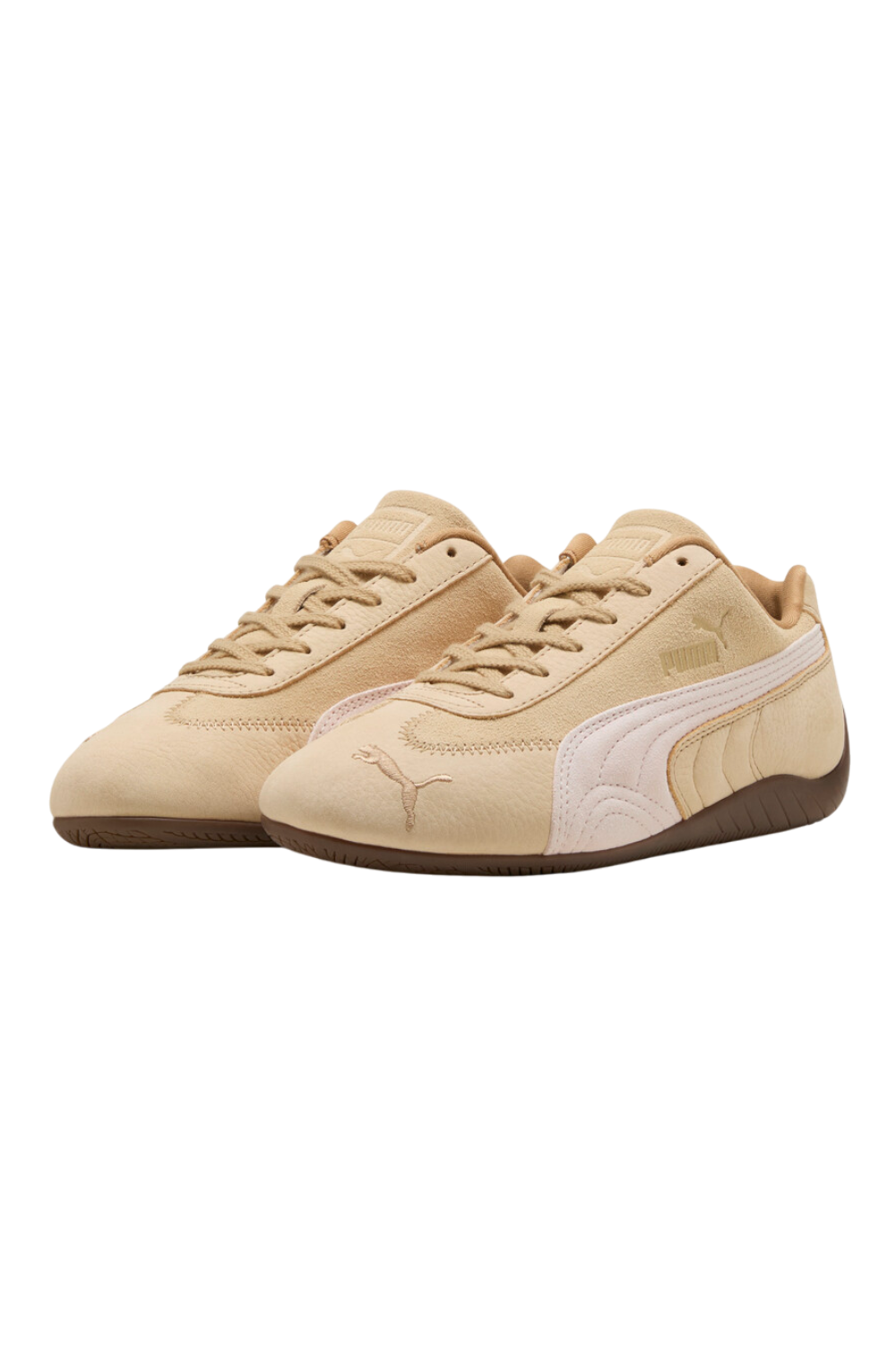 תמונת תקריב של נעלי סניקרס עור