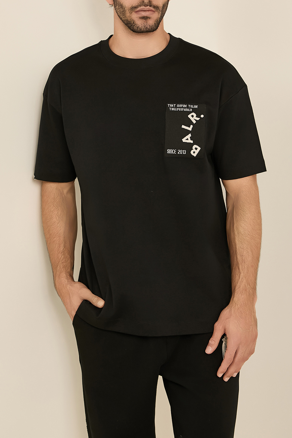 תמונת דוגמן קידמית של חולצת טי אוברסייז