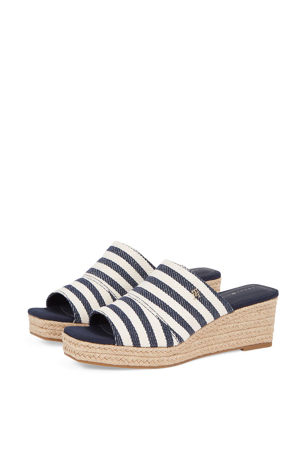 תמונת תקריב של נעלי סליידס אספדריל