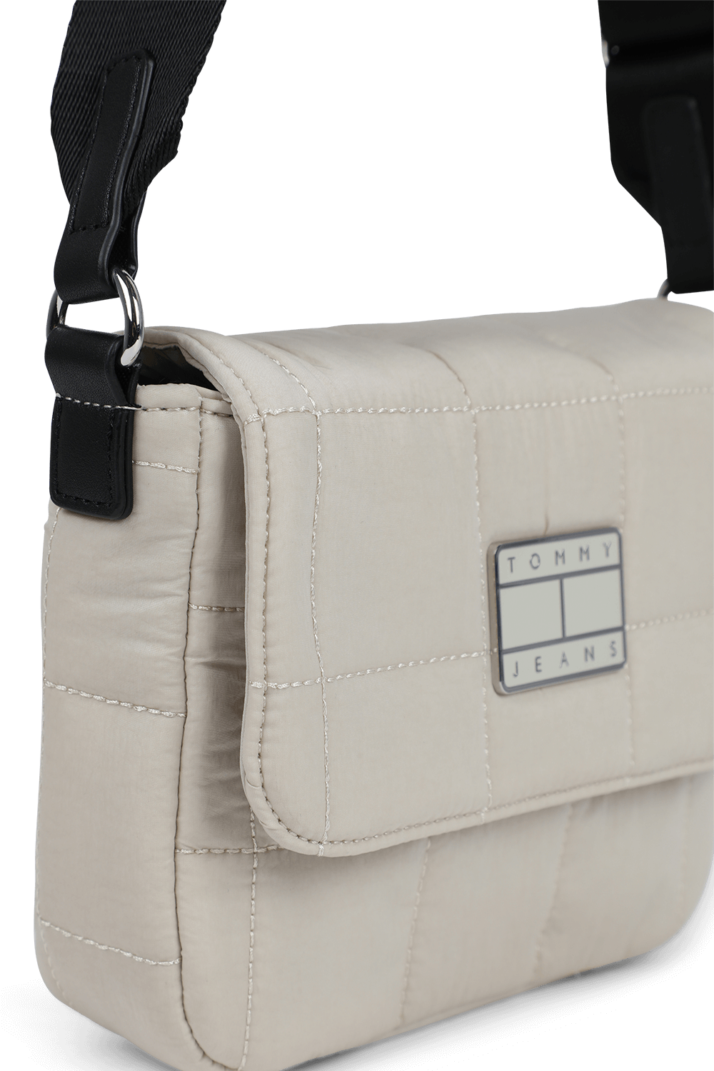 תמונת תקריב של תיק קרוס מניילון עם תפרי קווילט