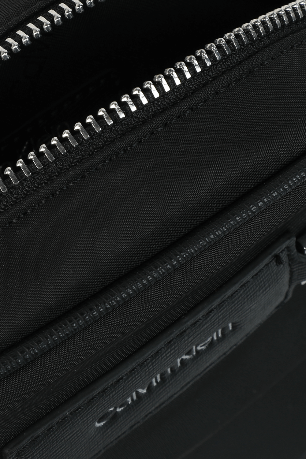 תמונת פנים של תיק קרוס מסיבים ממוחזרים