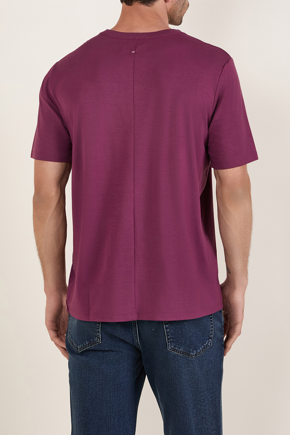 תמונת דוגמן אחורית של חולצת טי