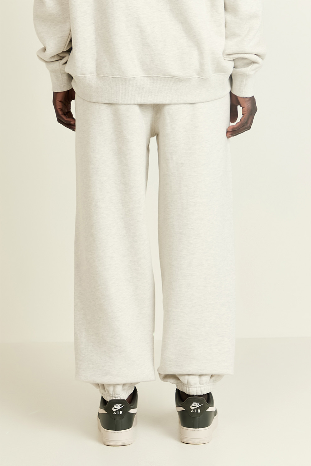 תמונת תקריב דוגמן של מכנסי ג'וג ארוכים