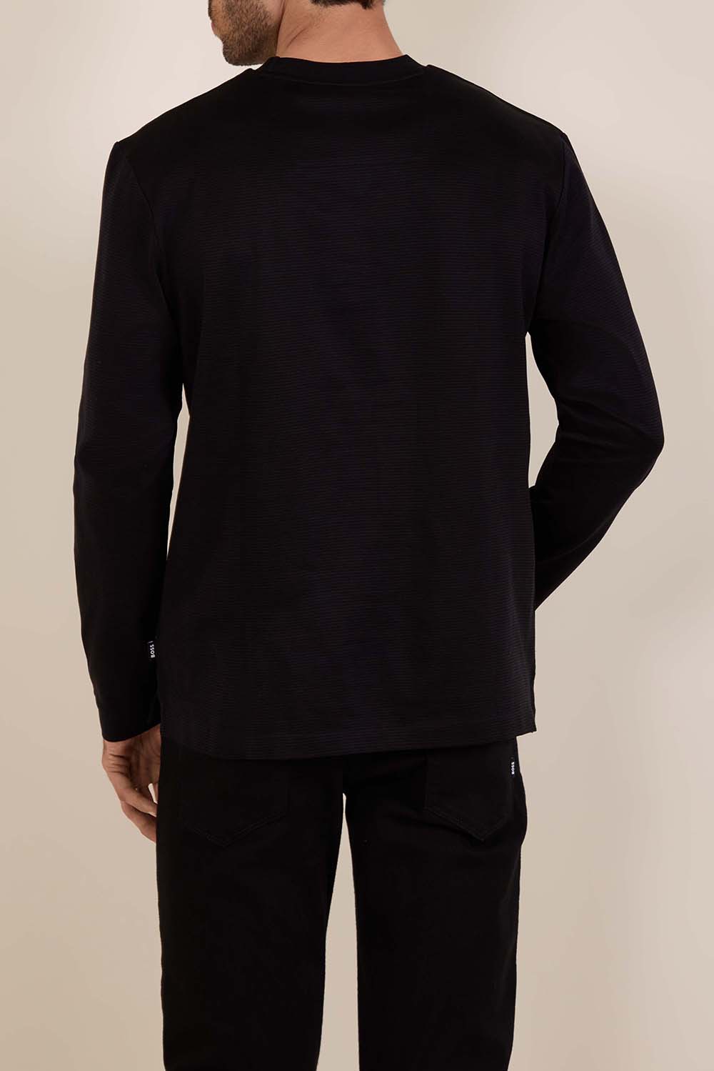 תמונת דוגמן אחורית של חולצת טי