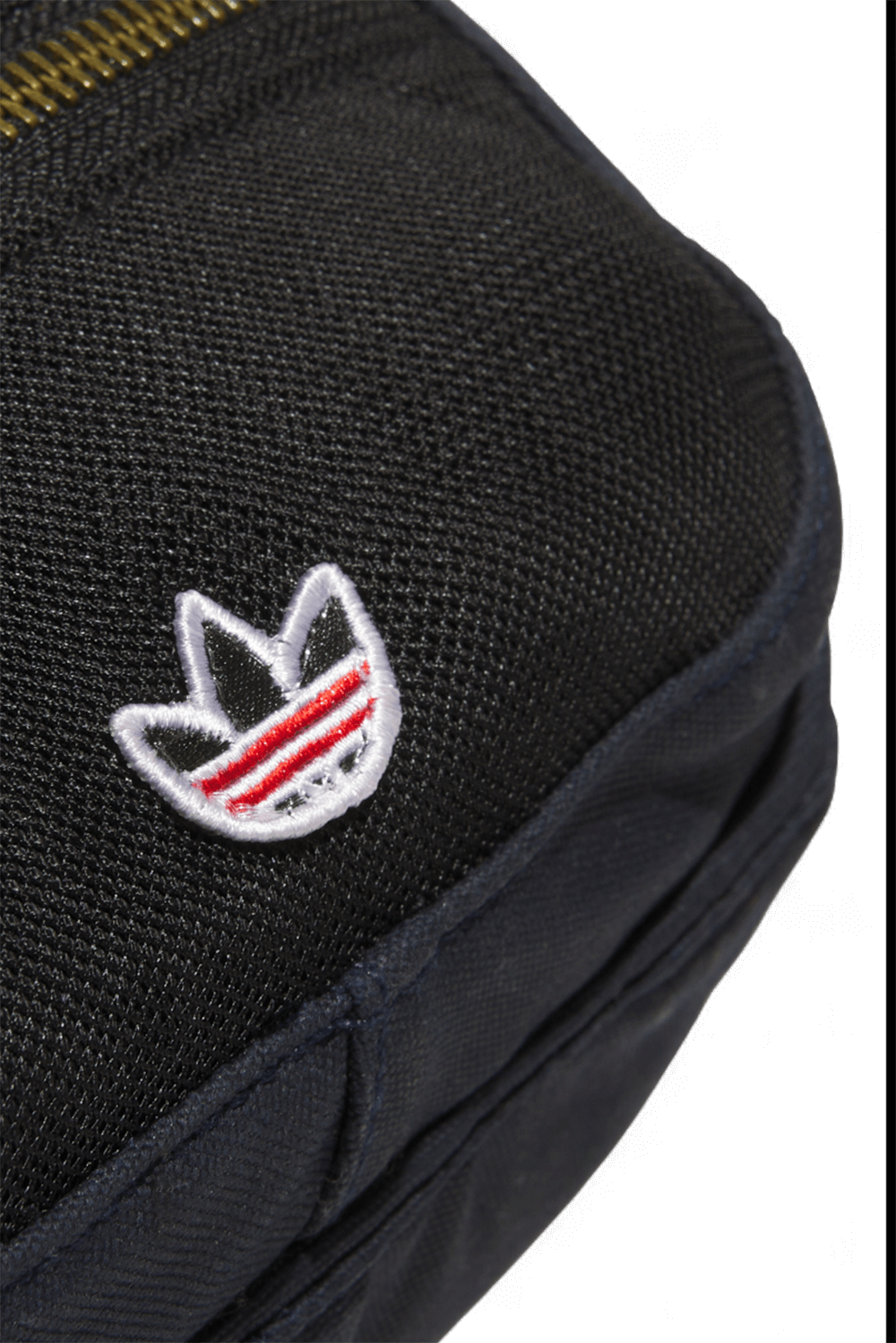 תמונת תקריב של אדידס X קלוט תיק פאוץ'