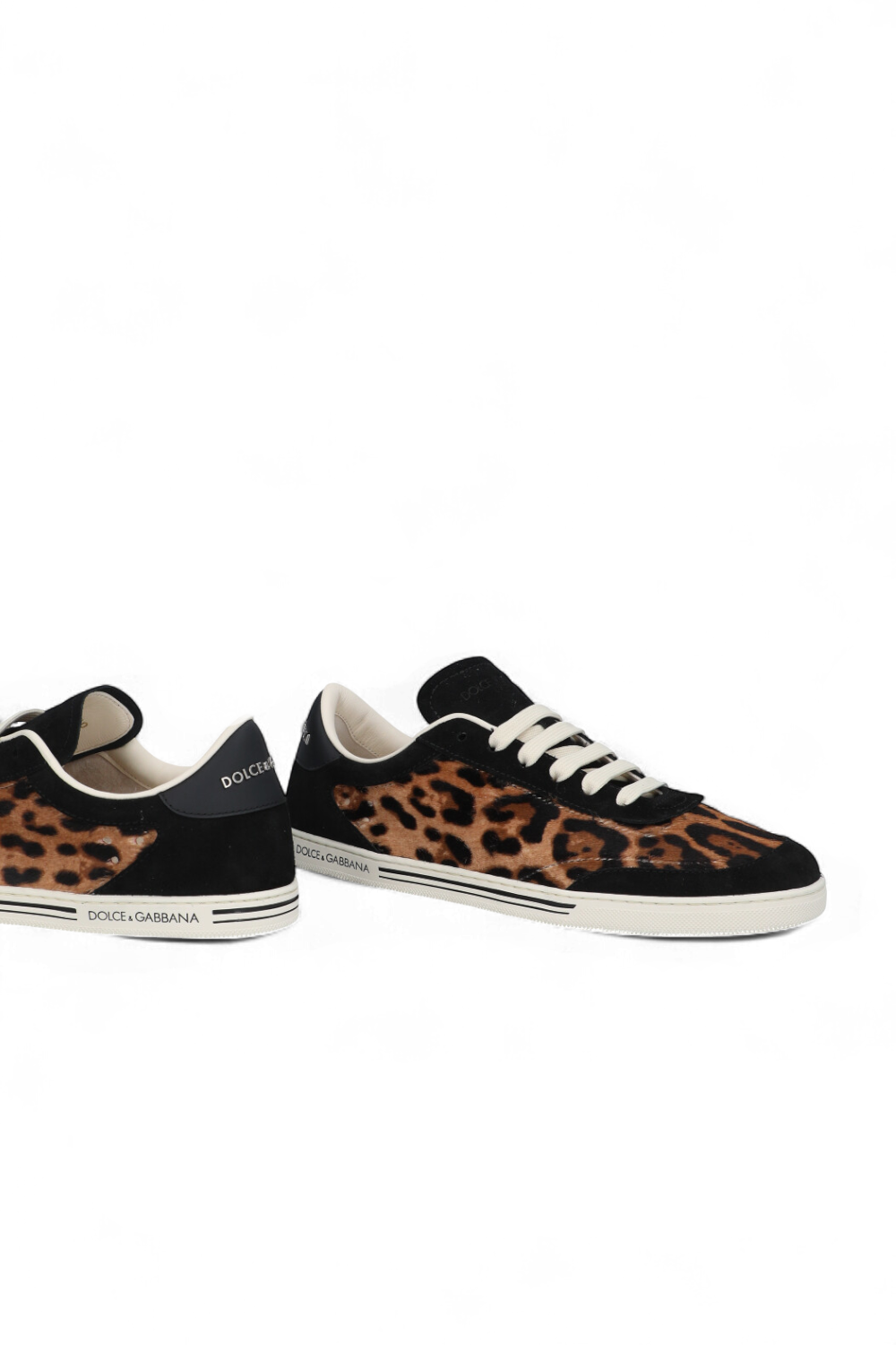 תמונת תקריב של נעלי סניקרס