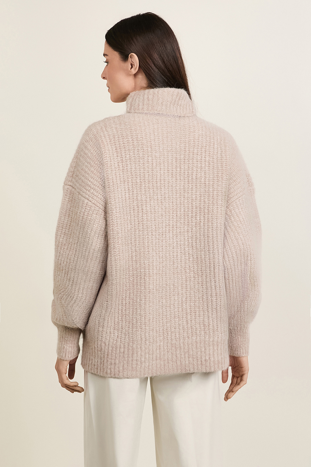 תמונת דוגמן אחורית של Alpaca Wool-Blend Funnel-Neck Sweater