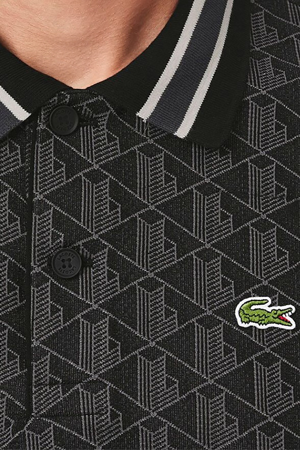 תמונת תקריב דוגמן של חולצת פולו